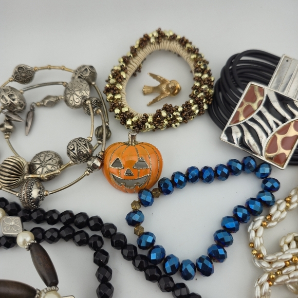 Mystery Jewelry Lot – Exactly as Pictured – Vintage & Modern Mix - Picture 4 of 4